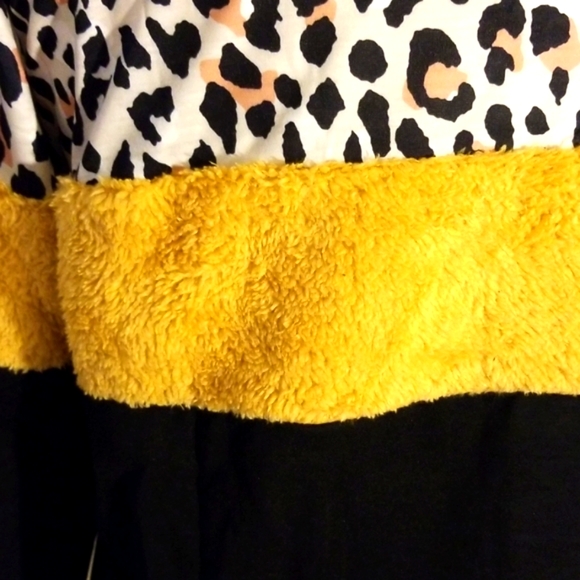 ⭐Suvimuga ⭐💛Yellow & Black Leopard Color Block Top - Picture 6 of 8